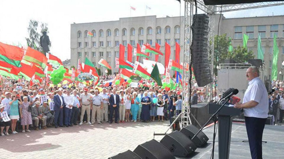 Чтобы получить поддержку на митингах, о которой Лукашенко заявил, за него ежедневно на улицы должно было выходить 250 тыс. человек