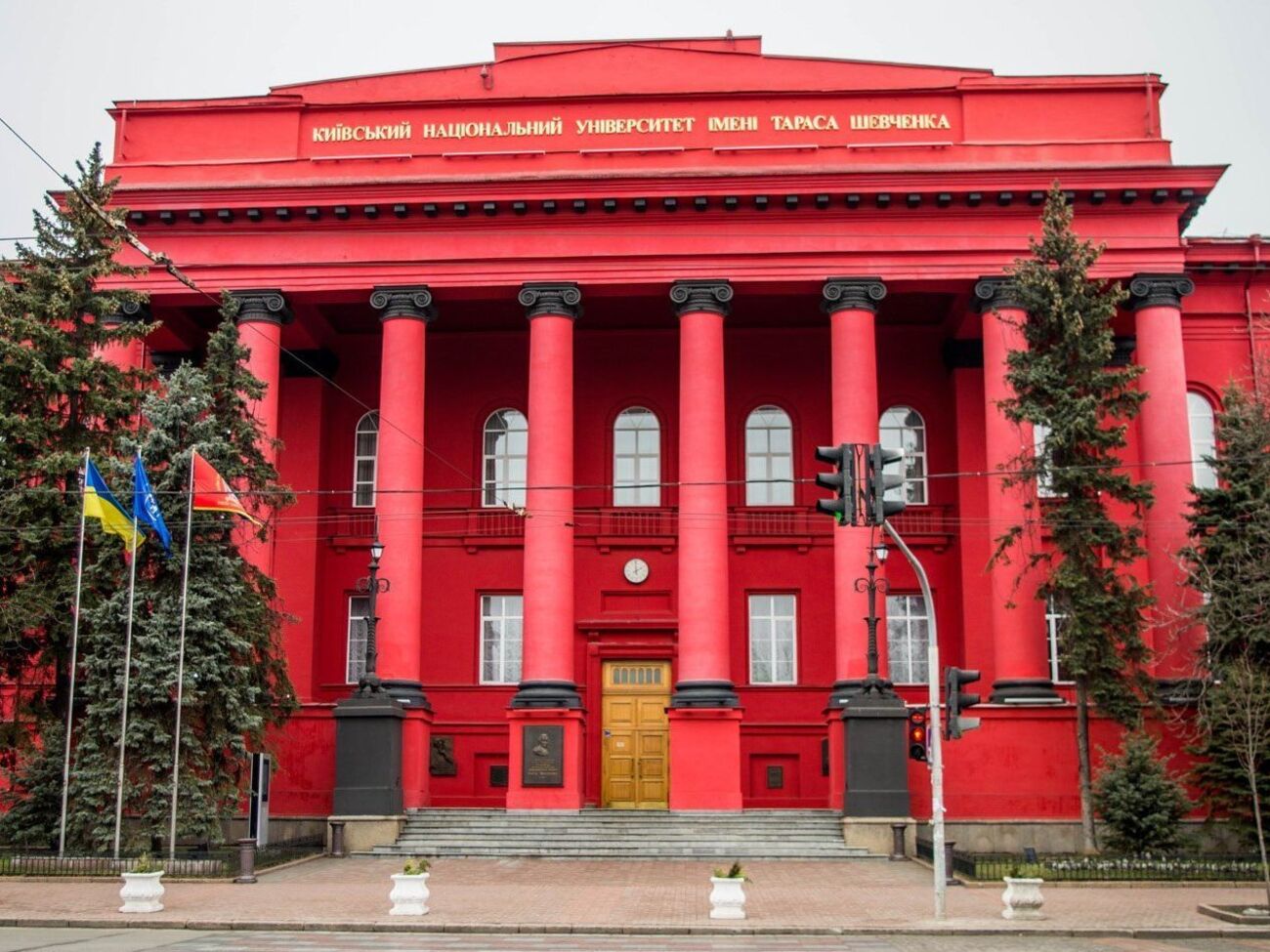 На посаду ректора університету Шевченка можуть претендувати громадяни України з науково-педагогічним стажем не менше ніж 10 років