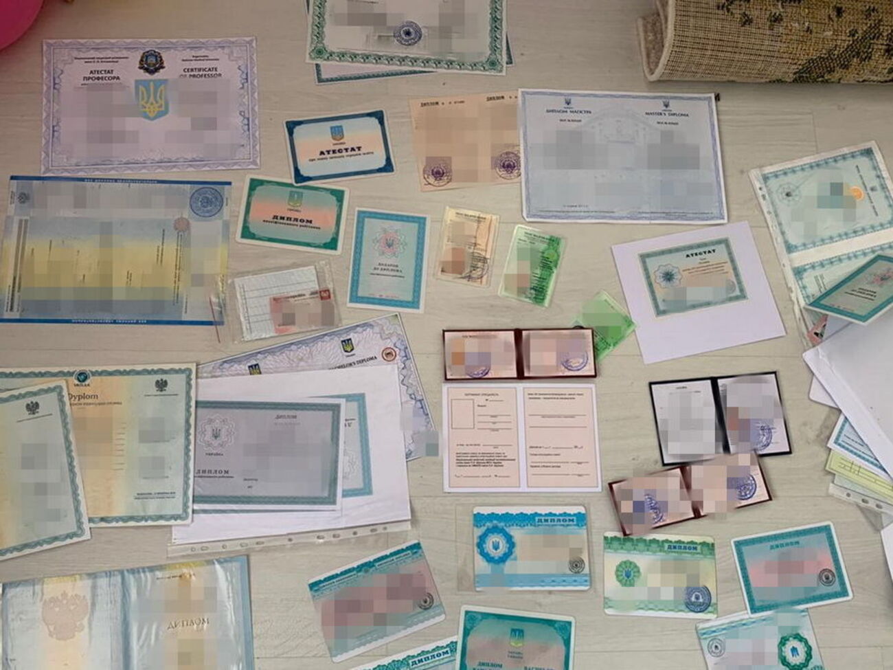 По данным СБУ, преступная группа изготавливала поддельные документы высокого качества