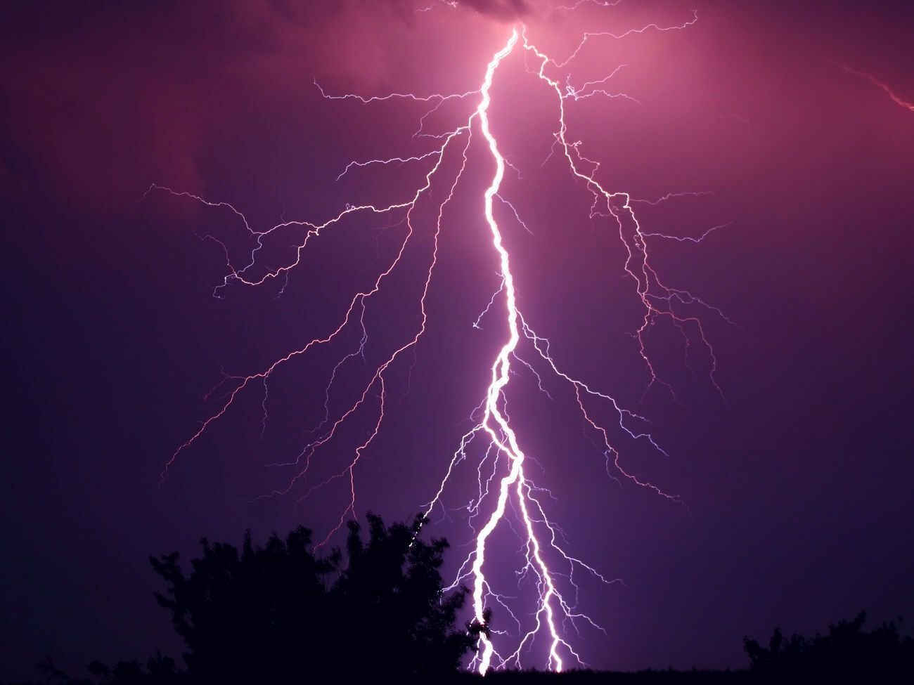 Молния ударила в здание, где прятались подростки