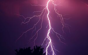 Молния ударила в здание, где прятались подростки