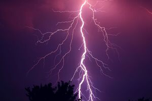 Блискавка вдарила в будинок, де ховалися підлітки