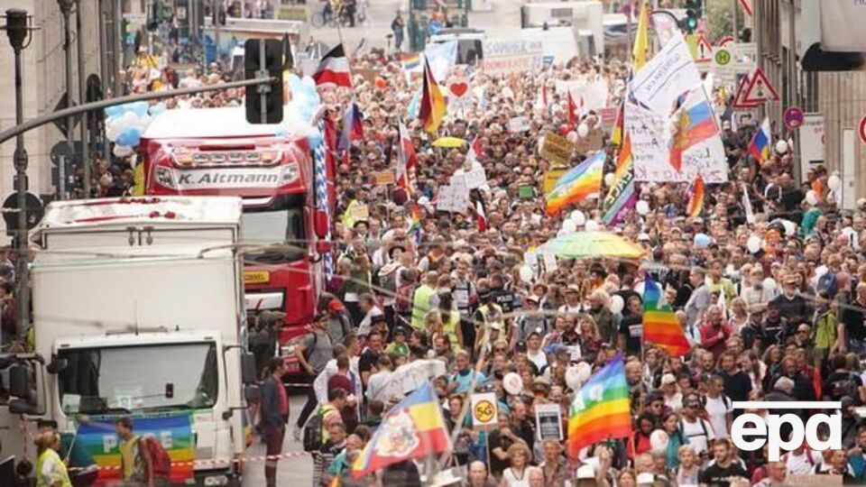 Участники марша не соблюдают дистанцию и отказались от защитных масок