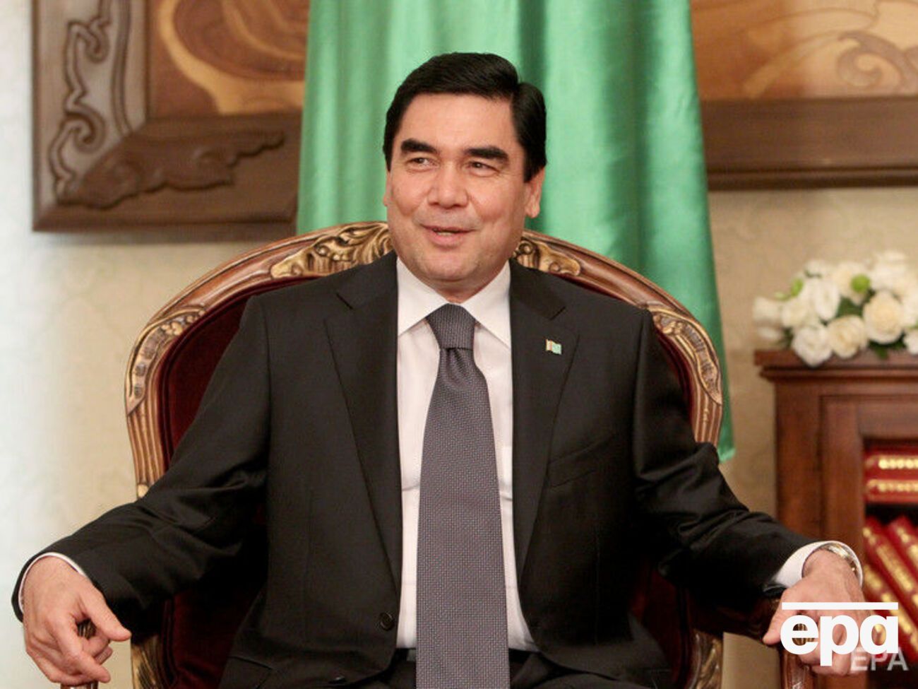 К муке и хлебу в некоторых регионах Туркменистана прилагаются портреты Бердымухамедова