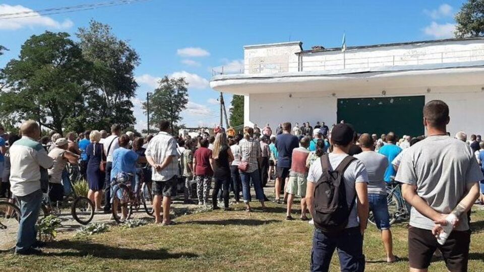 Мітинг в Андріївці ледь не переріс у штурм будинків, де живуть роми