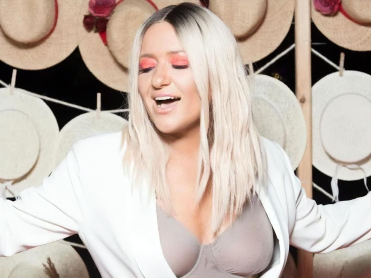 Гості прийшли на ювілей до Могилевської у білих вбраннях