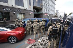 Банковское отделение захватили около 12.00