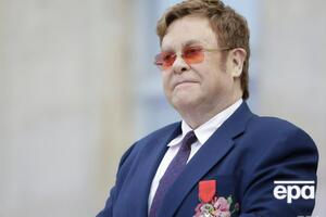 Джон разом зі своїм партнером Фернішем виховує двох синів