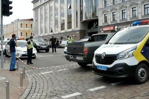 На месте происшествия находится большое количество правоохранителей
