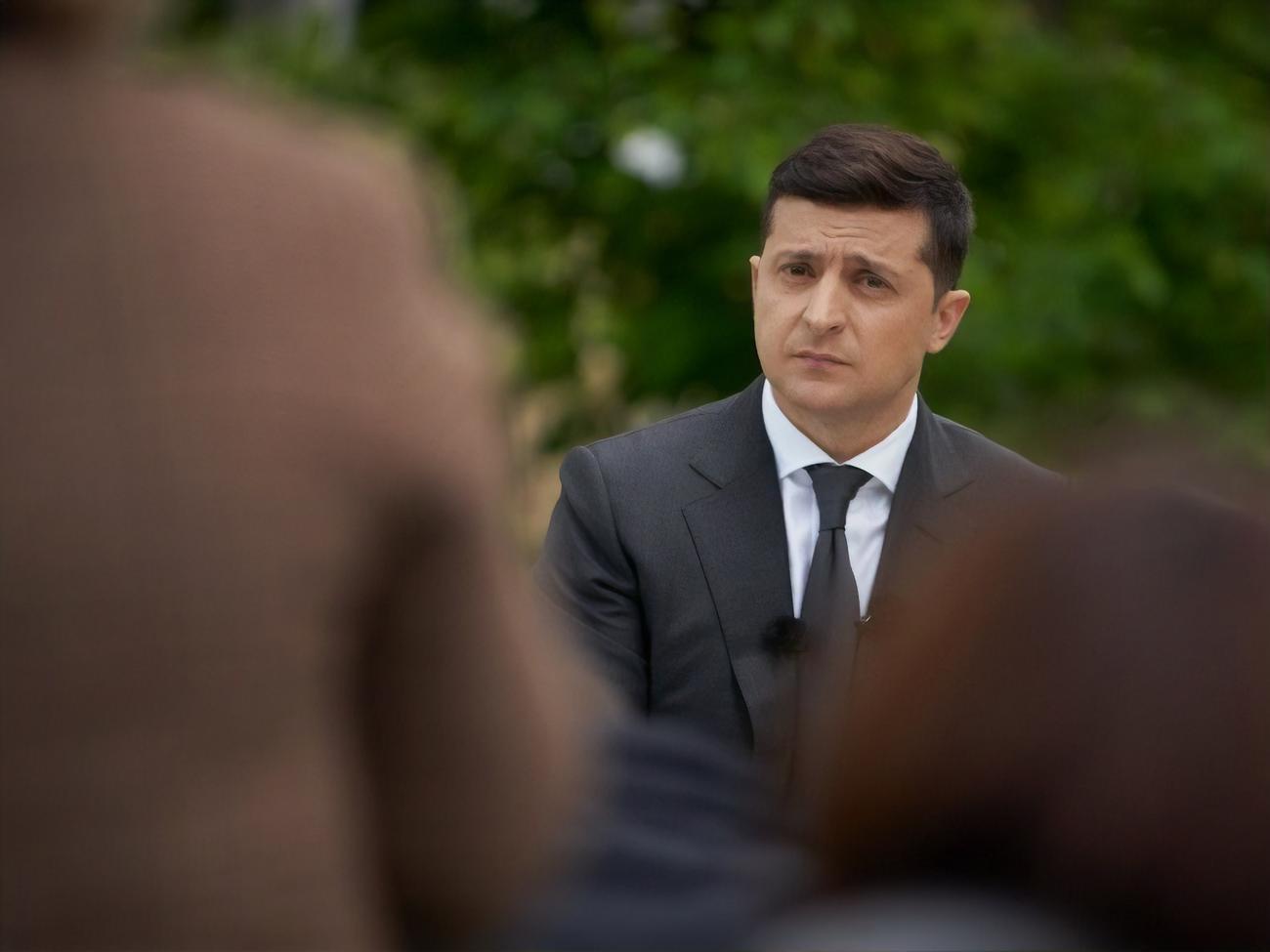 О том, что Зеленский отправился ночевать в госрезиденцию "Конча-Заспа", сообщила программа журналистских расследований "Схемы"