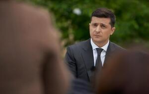 О том, что Зеленский отправился ночевать в госрезиденцию "Конча-Заспа", сообщила программа журналистских расследований "Схемы"