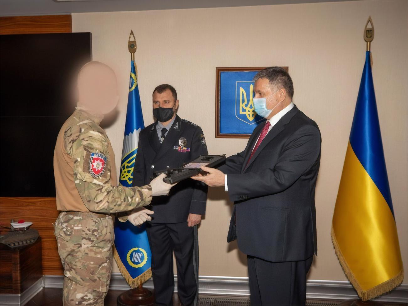 На фото обличчя у бійців КОРД заретушовано