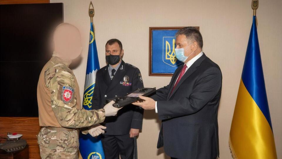На фото обличчя у бійців КОРД заретушовано