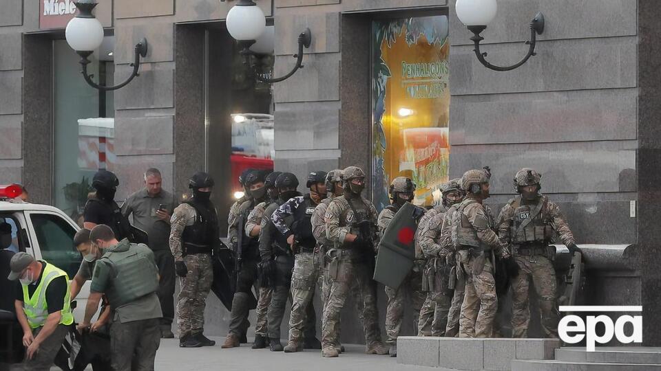 Каримов около 2,5 часов удерживал заложницу в отделении банка. Его задержали бойцы спецподразделения СБУ "Альфа"