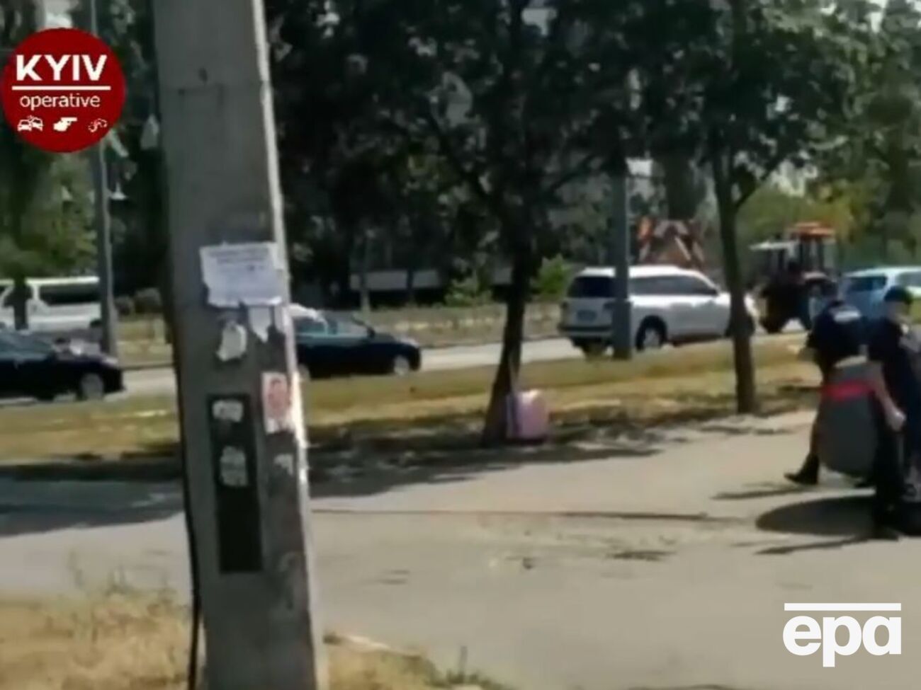 Правоохранители осматривают чемодан и проверяют на наличие взрывчатки