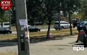 Правоохранители осматривают чемодан и проверяют на наличие взрывчатки