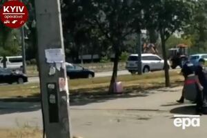 Правоохранители осматривают чемодан и проверяют на наличие взрывчатки