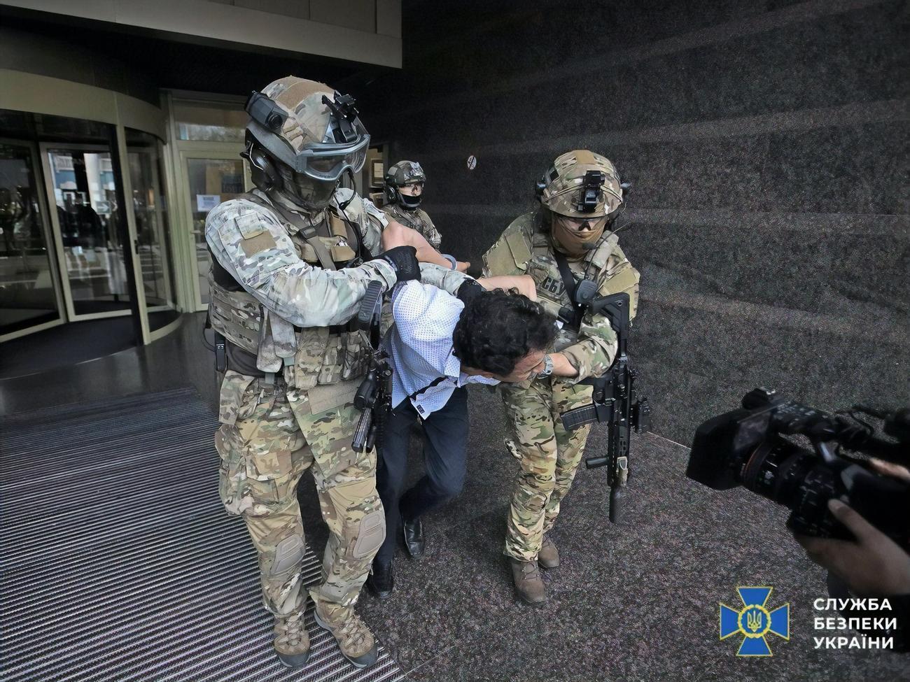 В Киеве задержали мужчину, захватившего заложницу в банке. Фоторепортаж