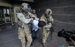 В Киеве задержали мужчину, захватившего заложницу в банке. Фоторепортаж