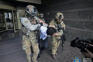 В Киеве задержали мужчину, захватившего заложницу в банке. Фоторепортаж