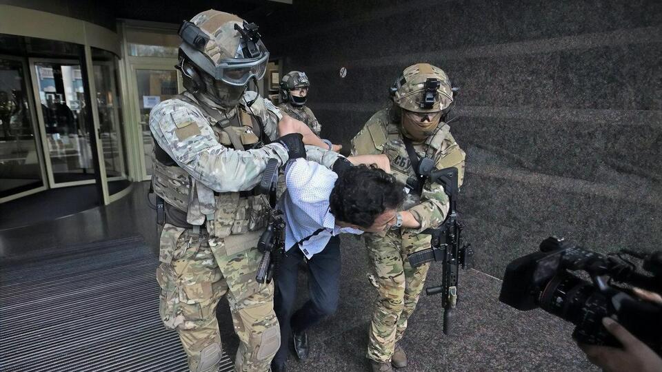 В Киеве задержали мужчину, захватившего заложницу в банке. Фоторепортаж