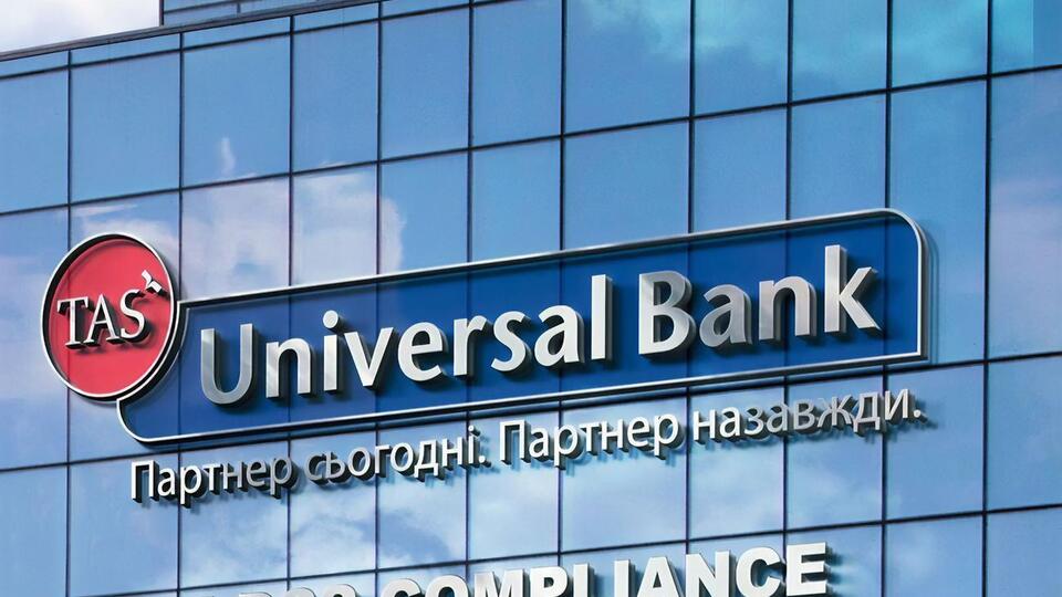 Чучупак предложила Каримову воды, сообщила о захвате отделения в центральный офис и вывела всех клиентов из банка
