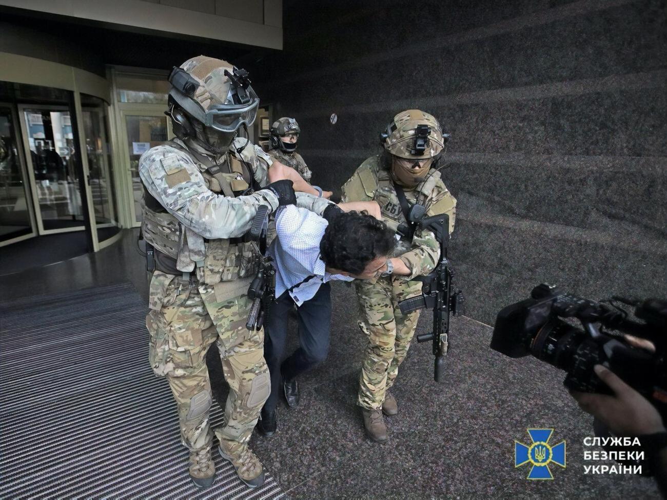 Около 14.50 Каримова задержали сотрудники спецподразделения СБУ "Альфа"
