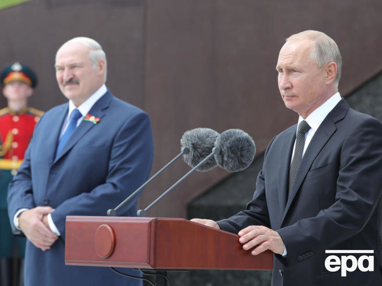 Звонок Путина (справа) может быть связан с днем рождения Лукашенко (слева)