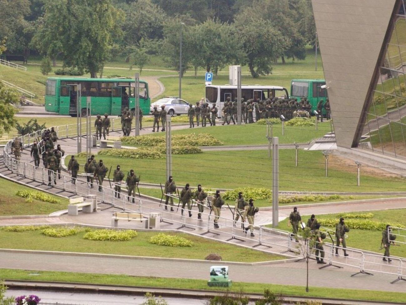 Силовики и военные дежурят в центре Минска