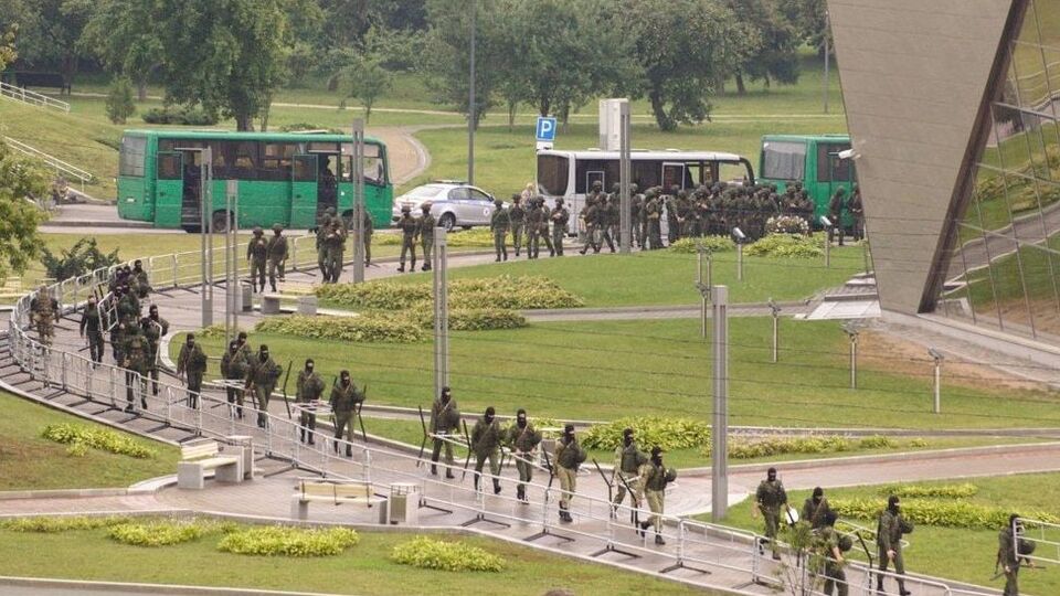 Силовики и военные дежурят в центре Минска