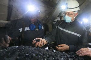 Шмыгаль (на фото справа) побывал на государственной шахте