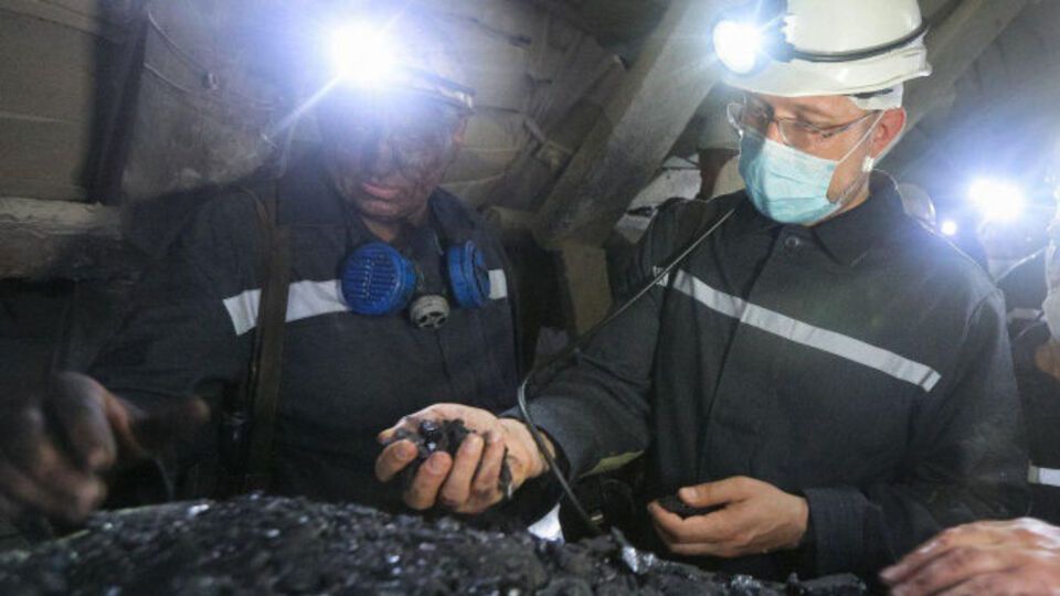 Шмыгаль (на фото справа) побывал на государственной шахте