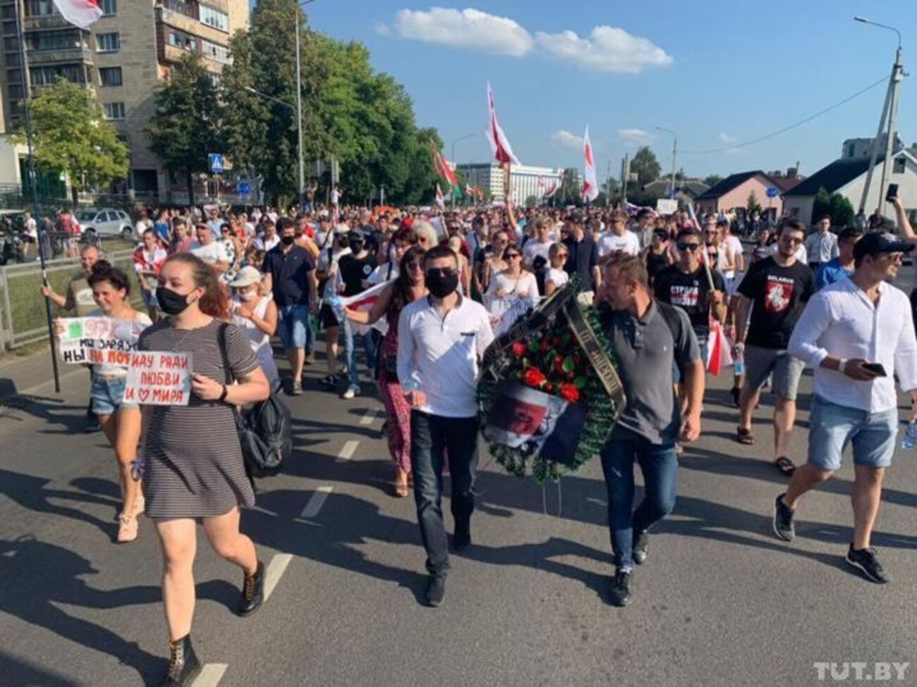 Протестующие пришли поздравить Лукашенко