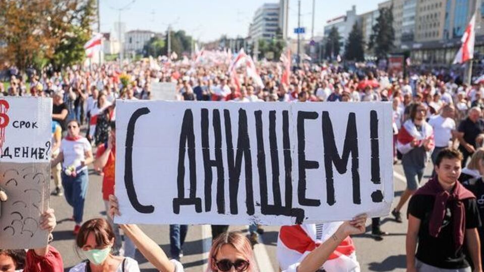 Протестующие в Минске вышли на улицы поздравить Лукашенко с днем рождения. Фоторепортаж