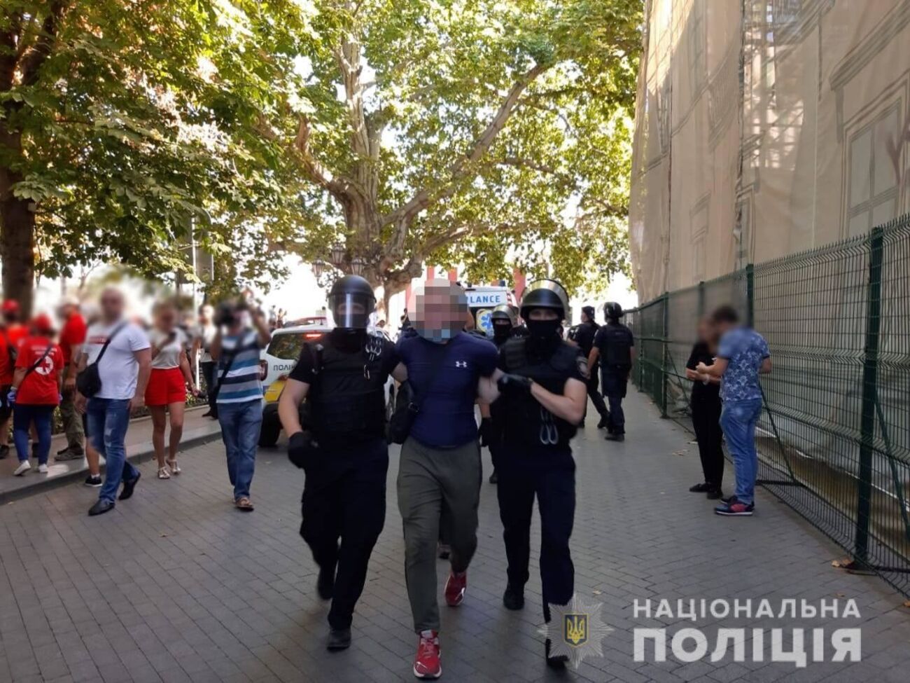 Полицейские собирают объяснения со всех нарушителей порядка