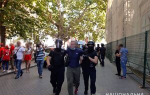 Поліцейські збирають пояснення з усіх порушників порядку