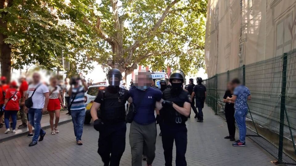 Полицейские собирают объяснения со всех нарушителей порядка