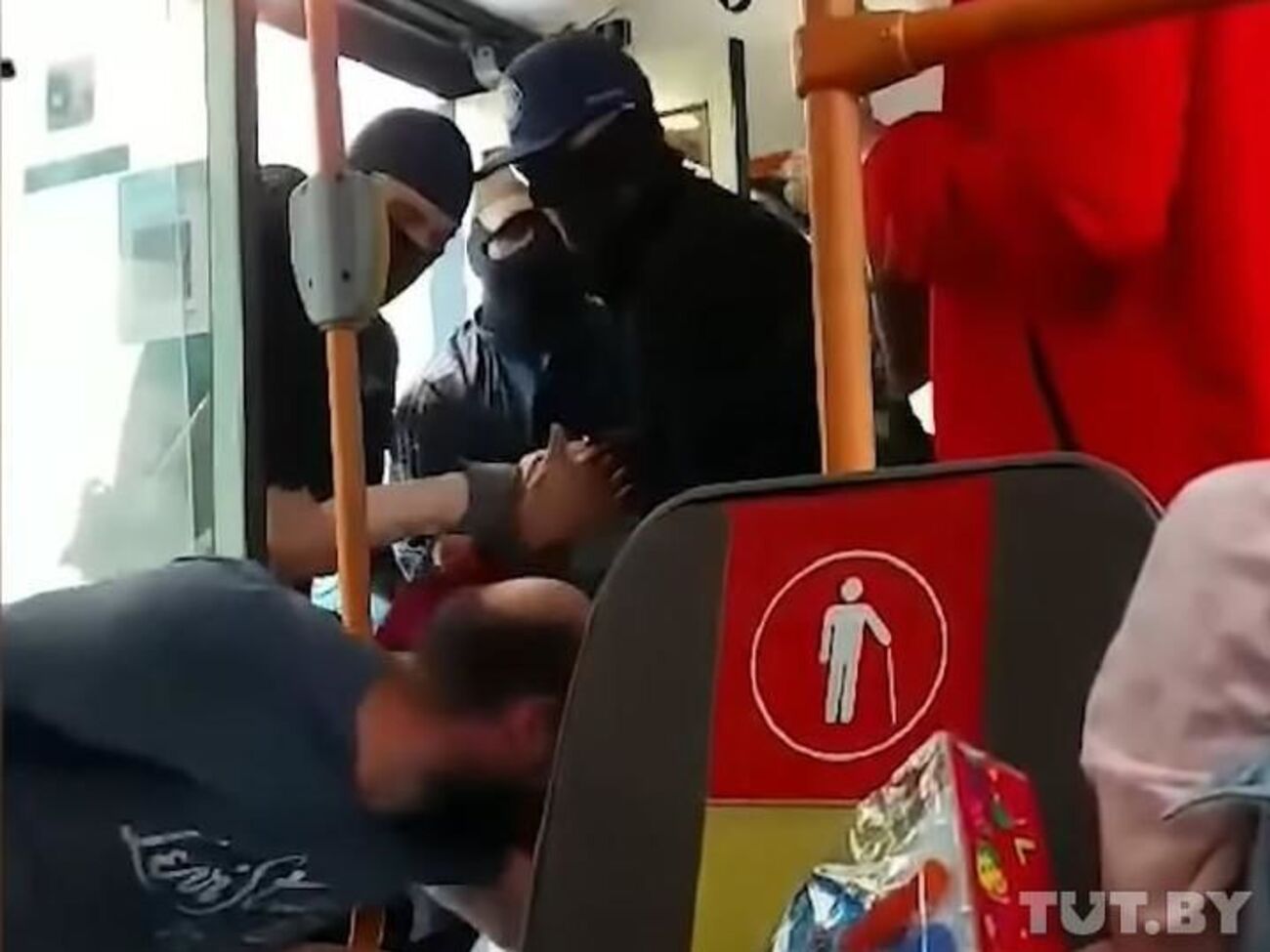 Силовики выносили задержанных из троллейбуса