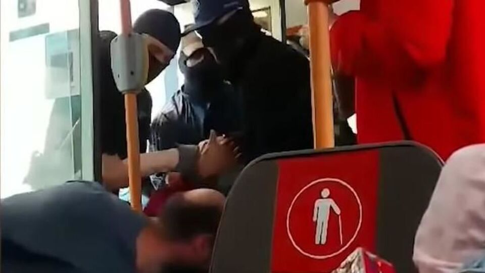 Cиловики виносили затриманих із тролейбуса