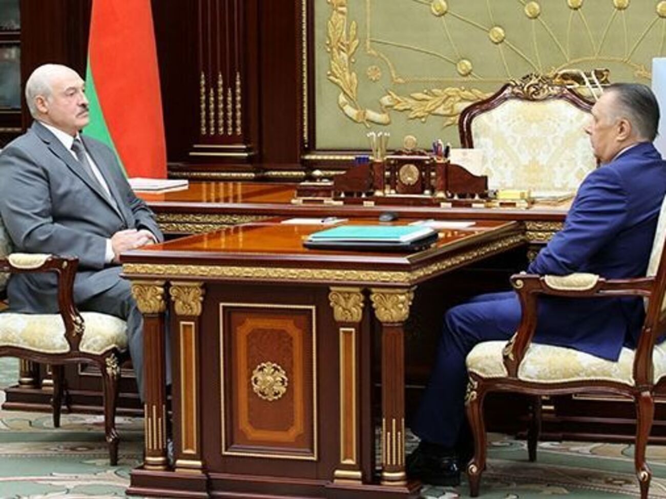 Лукашенко (слева) предложил главе Верховного суда страны Сукало (справа) подключиться к работе над новой конституцией