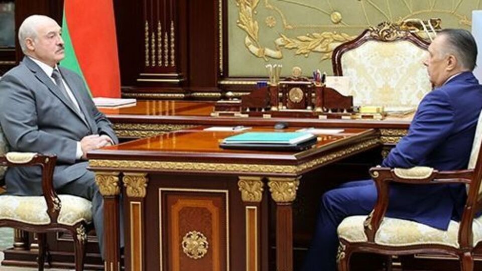 Лукашенко (ліворуч) запропонував голові Верховного суду країни Сукалу (праворуч) долучитися до роботи над новою конституцією