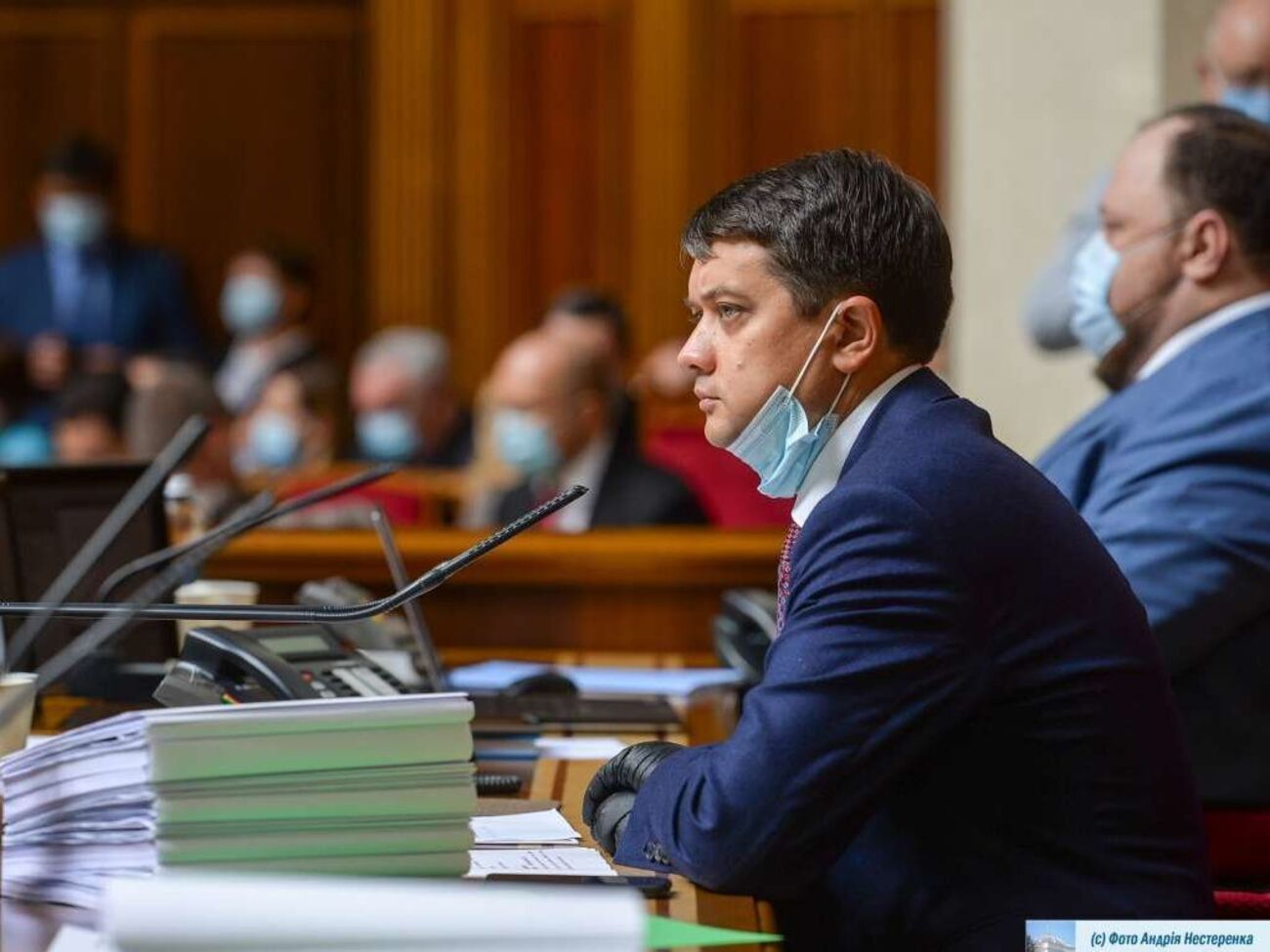 Разумков закликав депутатів носити маски в сесійній залі і знімати їх тільки під час виступів