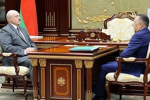 Лукашенко (слева) заявил, что в Беларуси самый независимый суд