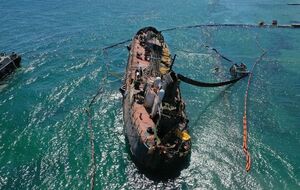 26 августа затонувшее возле Одессы судно наконец поставили на ровный киль