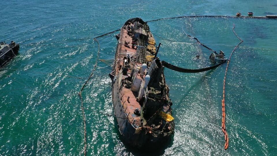 26 августа затонувшее возле Одессы судно наконец поставили на ровный киль