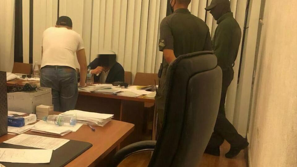 Зараз вирішують питання про повідомлення затриманого про підозру