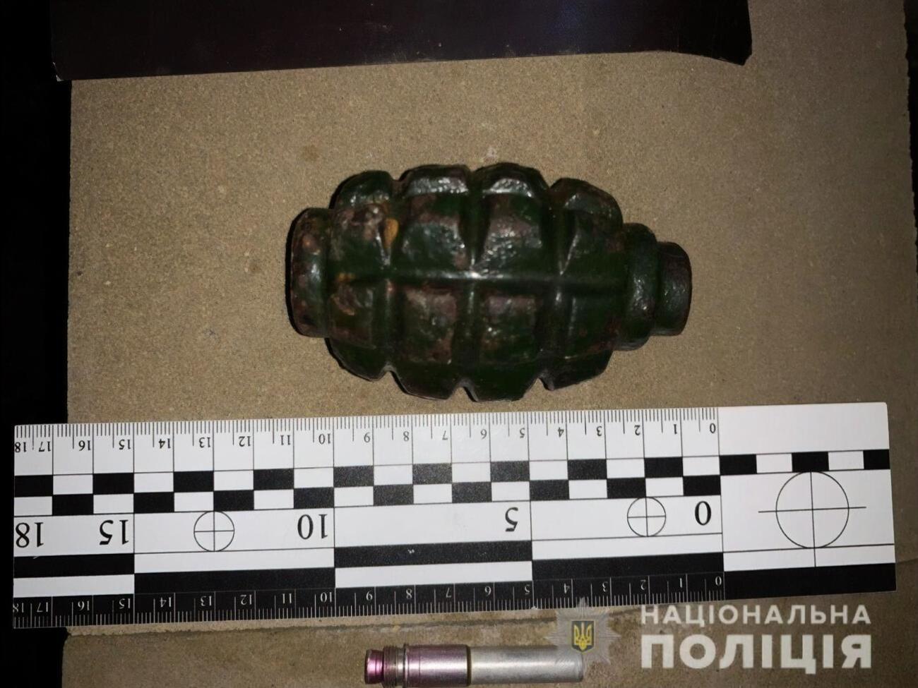 От взрыва гранаты пострадал автомобиль Коломийца