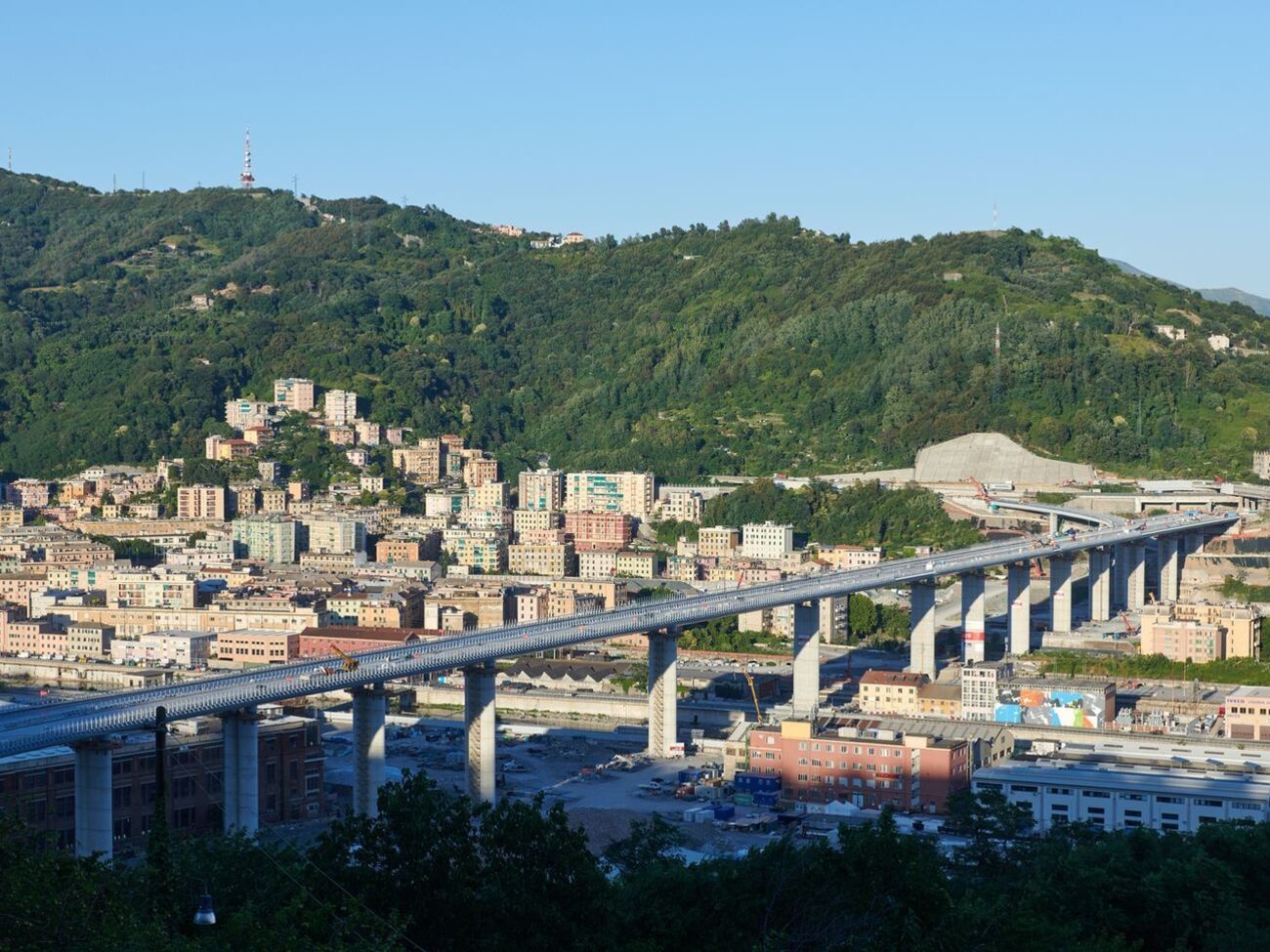 Это "умный" мост: следить за состоянием всех частей конструкции будут роботы, а освещать&nbsp;&ndash; фотоэлектрические панели, которые питаются солнечным светом и обеспечивают мост энергией