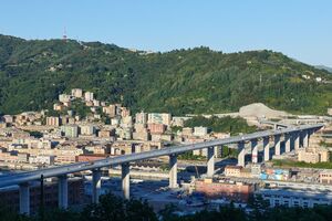 Это "умный" мост: следить за состоянием всех частей конструкции будут роботы, а освещать – фотоэлектрические панели, которые питаются солнечным светом и обеспечивают мост энергией