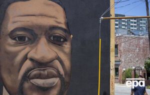 В момент задержания полицейские направляли на Флойда пистолет